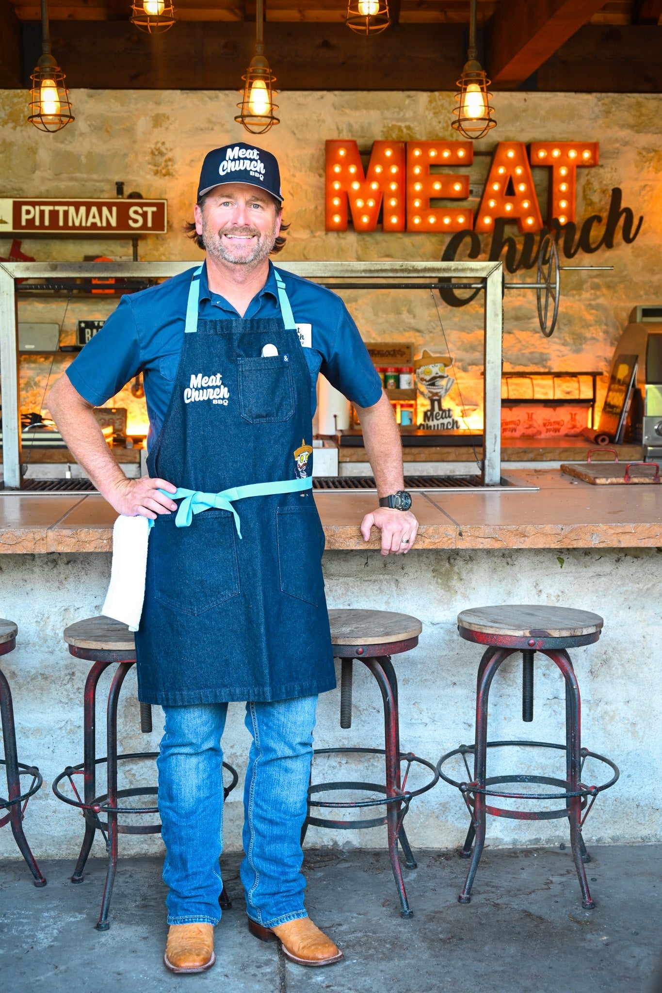 hedley-and-bennett-meat-church-apron-navy-x2 NAVY_H_B_APRON_LIFESTYLE_OUTDOOR_KITCHEN_TIED.jpg
